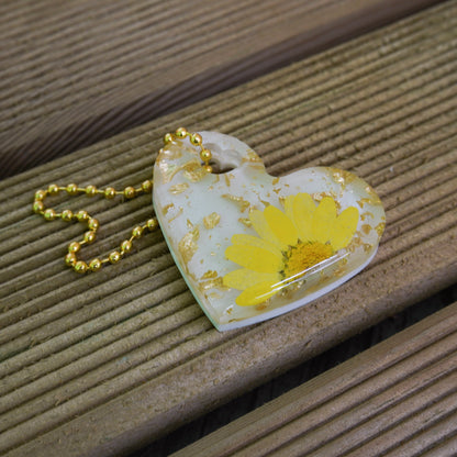 Golden Bloom Heart Resin Keychain – Pressed Dried Yellow Flower & Gold Flakes