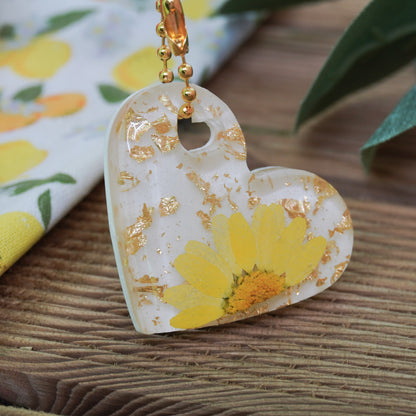 Golden Bloom Heart Resin Keychain – Pressed Dried Yellow Flower & Gold Flakes