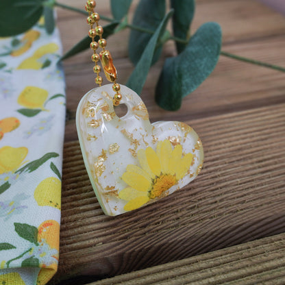 Golden Bloom Heart Resin Keychain – Pressed Dried Yellow Flower & Gold Flakes