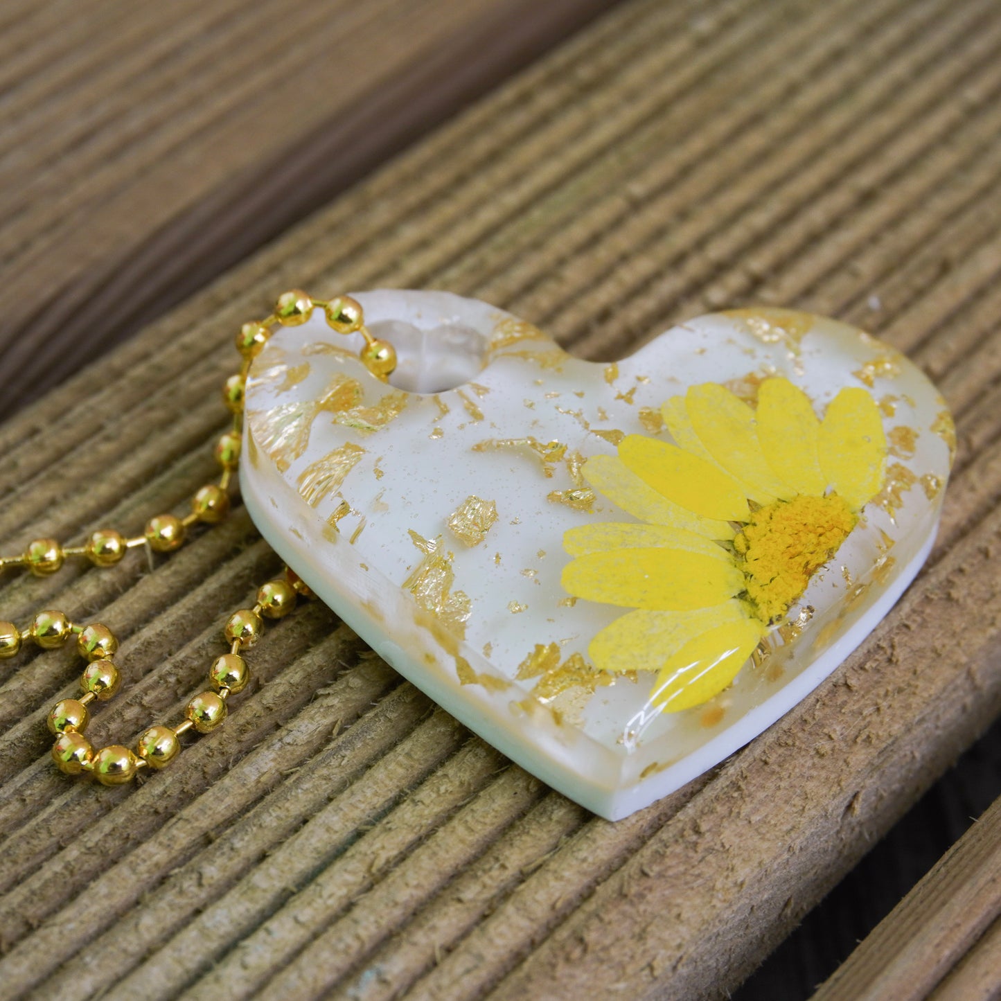 Golden Bloom Heart Resin Keychain – Pressed Dried Yellow Flower & Gold Flakes