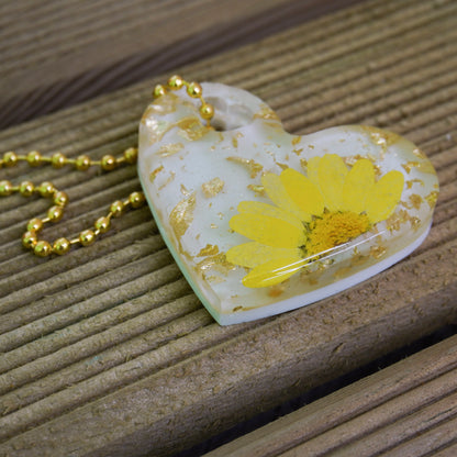 Golden Bloom Heart Resin Keychain – Pressed Dried Yellow Flower & Gold Flakes