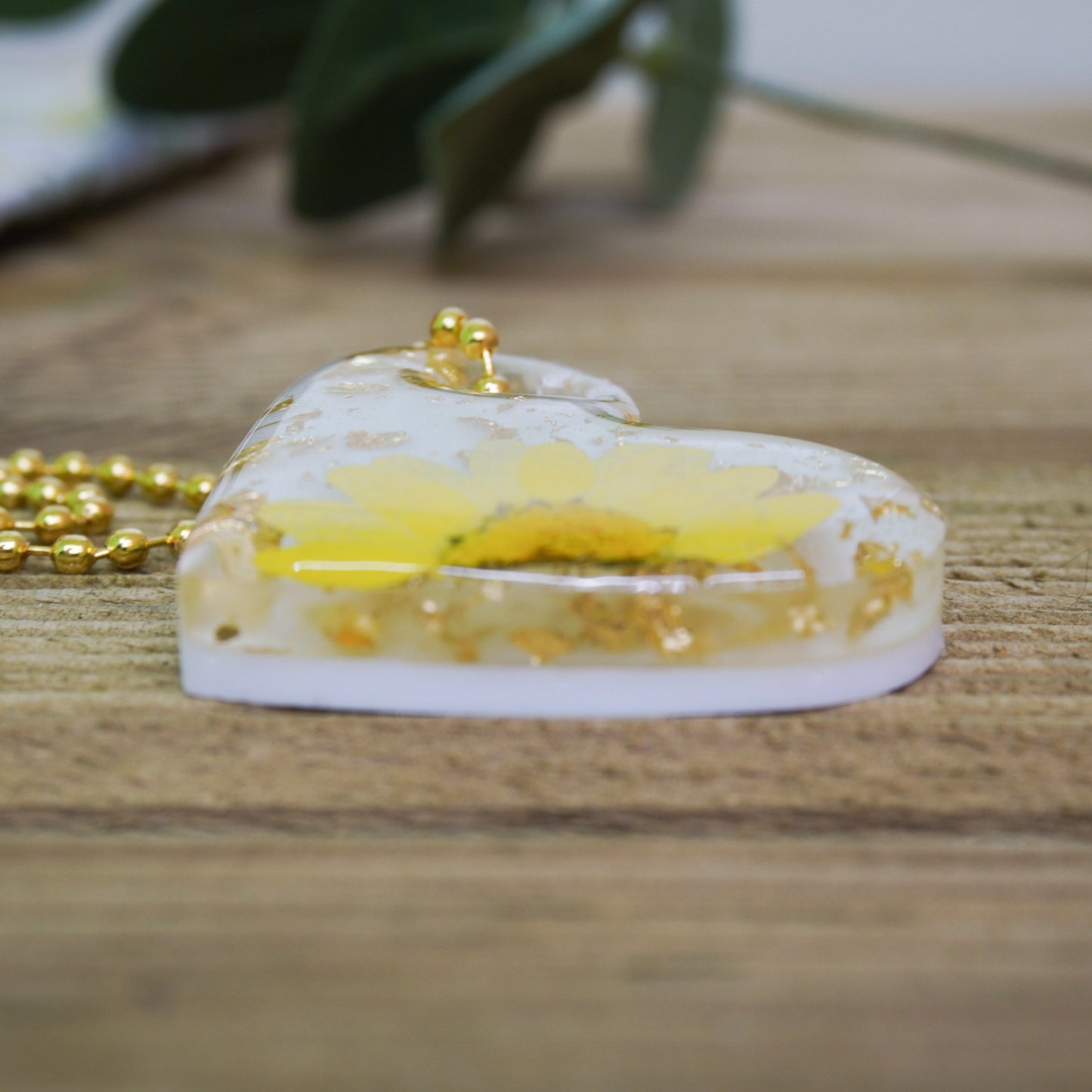Golden Bloom Heart Resin Keychain – Pressed Dried Yellow Flower & Gold Flakes