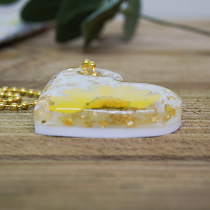 Golden Bloom Heart Resin Keychain – Pressed Dried Yellow Flower & Gold Flakes
