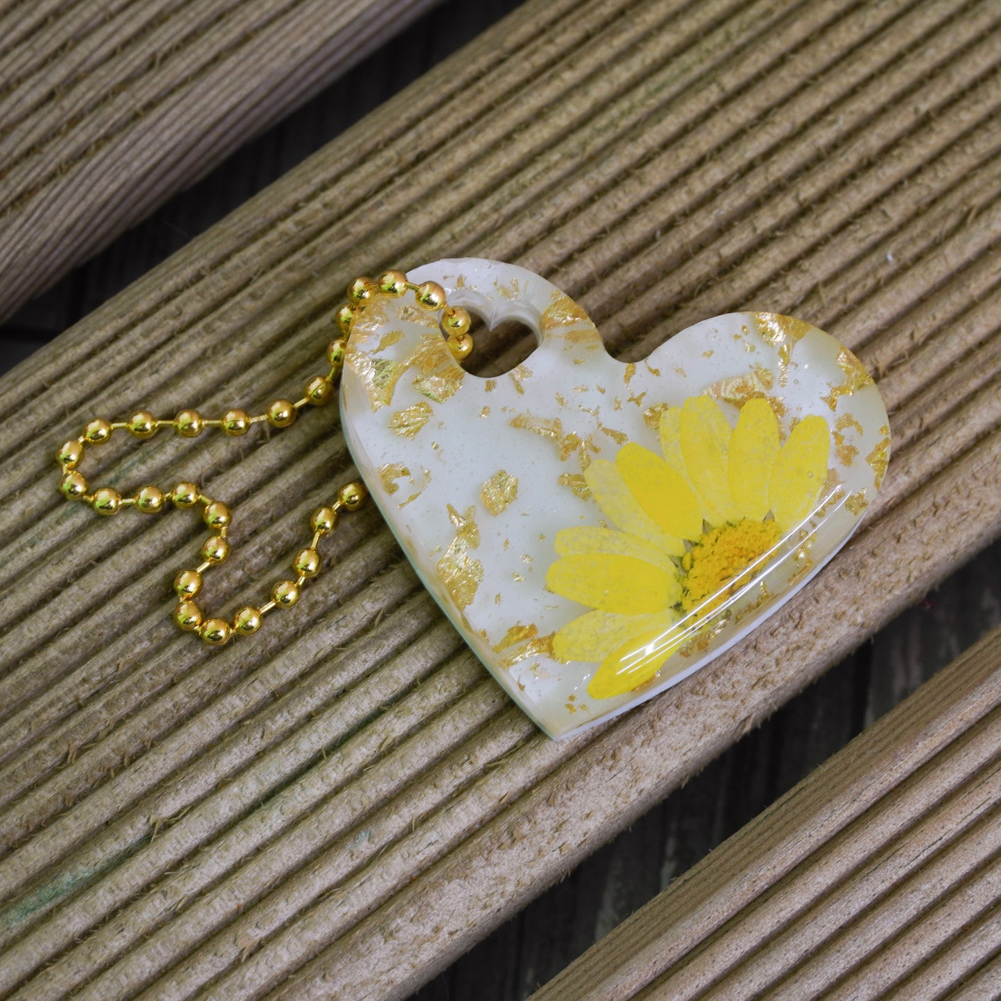 Golden Bloom Heart Resin Keychain – Pressed Dried Yellow Flower & Gold Flakes