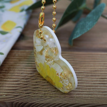 Golden Bloom Heart Resin Keychain – Pressed Dried Yellow Flower & Gold Flakes