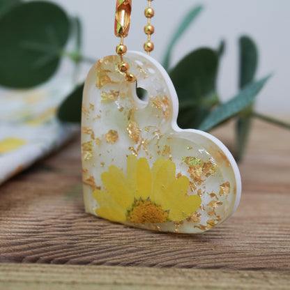 Golden Bloom Heart Resin Keychain – Pressed Dried Yellow Flower & Gold Flakes